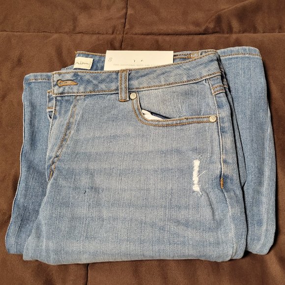 Distressed Lightwash Jeans - Picture 15 of 15